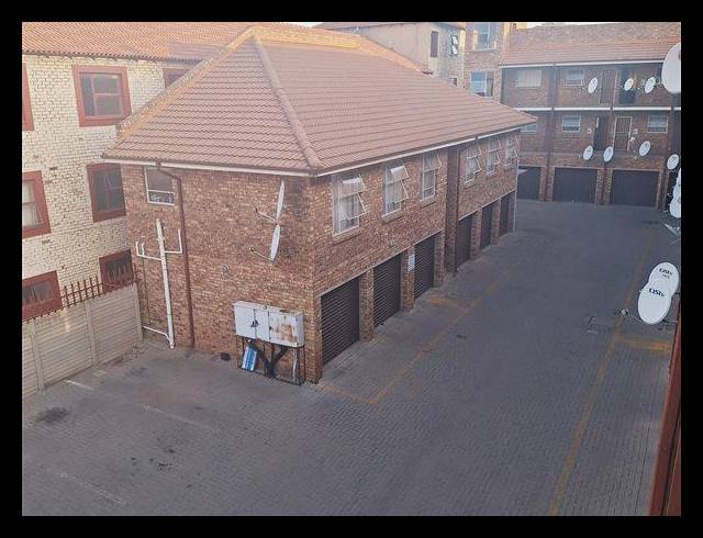 2 BEDROOM TOWNHOUSE FOR SALE IN KEMPTON PARK